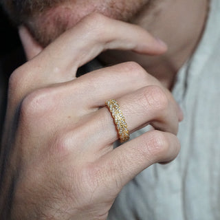 Alianza de boda para hombre estilo pluma con piedras redondas 