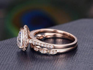 Juego de anillos de boda con halo de moissanita en forma de pera de 1,0 ct