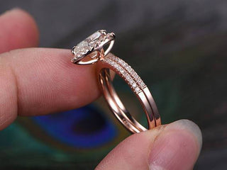 Juego de anillos de boda con halo de moissanita en forma de pera de 1,0 ct