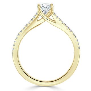 Bague de fiançailles en moissanite à tige fendue et solitaire à taille ovale de 0,75 ct