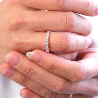 Alianza de boda de eternidad completa con corte marquesa y redondo 