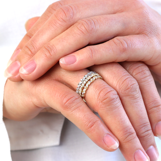 Alianza de boda de media eternidad con corte marquesa y redondo de 0,95 ct 