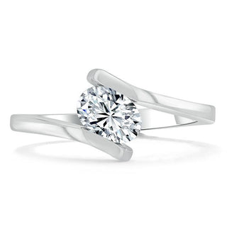 Bague de fiançailles avec sertissage en demi-lune ovale de 0,75 ct en moissanite