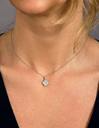 Collier avec pendentif en forme de trèfle en moissanite ronde et diamant de 0,50 TCW