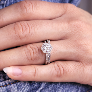 Anillo de compromiso solitario de moissanita de estilo hexagonal de corte redondo de 1,75 quilates