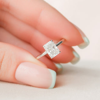 Anillo de compromiso con halo oculto de diamantes de moissanita solitario radiante de 1,50 quilates