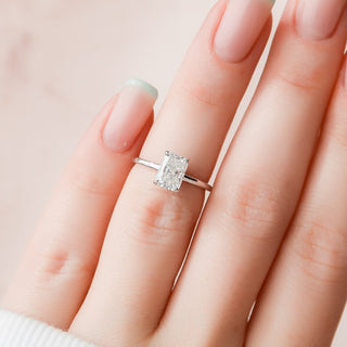 Bague de fiançailles avec halo caché en moissanite de forme radiante de 1,5 ct