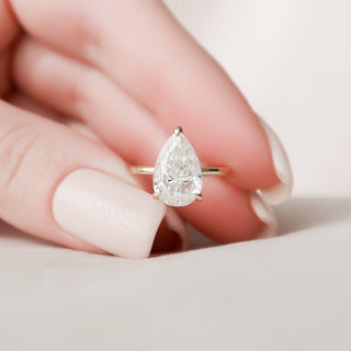 Bague de fiançailles avec halo caché en diamant et moissanite à trois griffes en forme de poire de 2,50 ct