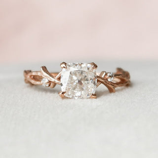 Bague de fiançailles en moissanite inspirée de la nature avec une branche de brindille taillée en coussin de 1,0 à 2,0 ct