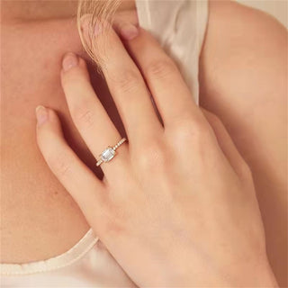 Bague de fiançailles avec pavé de diamants CVD E/VS1 et émeraude de 1,0 ct