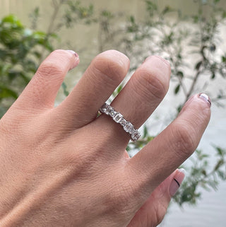 Alliance de mariage alternative avec diamants CVD ronds et émeraude de 3,50 TCW