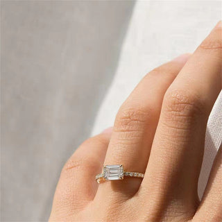 Anillo de compromiso con engaste pavé de diamantes CVD de 1,0 quilates con esmeralda E/VS1