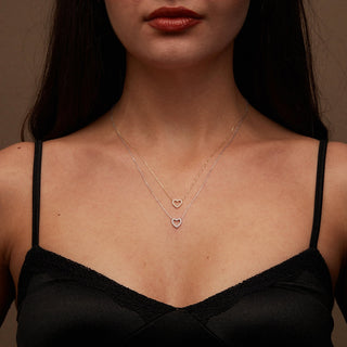 Collar con forma de corazón de diamantes de moissanita redondos de 0,13 TCW