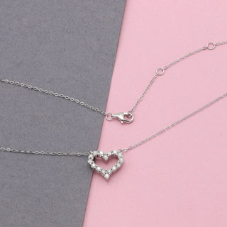 Collar con forma de corazón de diamantes de moissanita redondos de 0,60 TCW