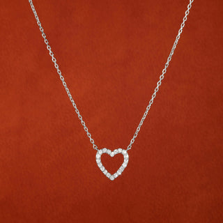 Collar con forma de corazón de diamantes de moissanita redondos de 0,13 TCW