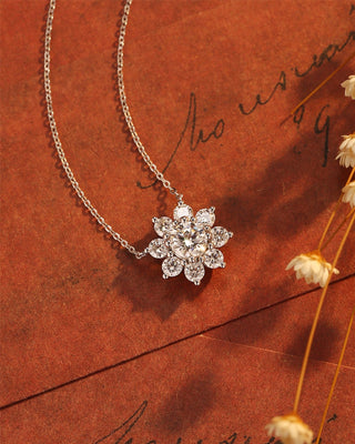 Collier floral avec diamants en moissanite ronde de 0,50 ct