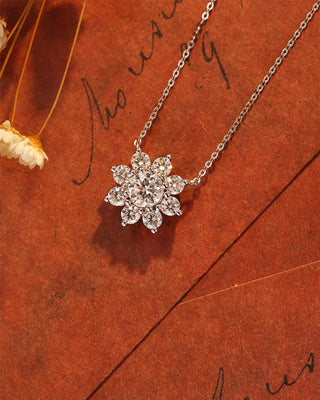 Collier floral avec diamants en moissanite ronde de 0,50 ct