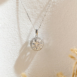 Collier halo de diamants en moissanite ronde de 0,50 ct