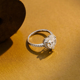 Anillo pavé de diamantes y moissanita en forma de corazón de 1,0 ct