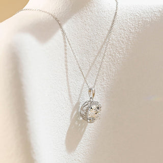 Collier halo de diamants en moissanite ronde de 0,50 ct