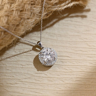 Collier halo de diamants en moissanite ronde de 0,50 ct