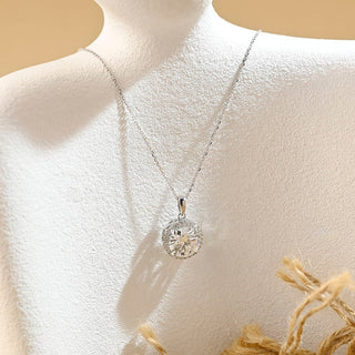 Collier halo de diamants en moissanite ronde de 0,50 ct