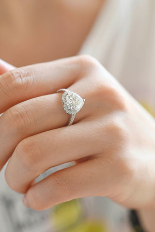 Anillo pavé de diamantes y moissanita en forma de corazón de 1,0 ct