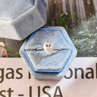 Anillo de compromiso con engaste en bisel de diamantes CVD F/VS1 en forma de pera de 1,0 a 3,0 quilates