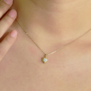 Collier solitaire en forme de cœur avec diamant moissanite milgrain de 0,20 TCW