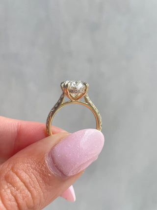 Anillo de compromiso con engaste pavé de diamantes CVD ovalados de 1,0 CT a 3,0 CT