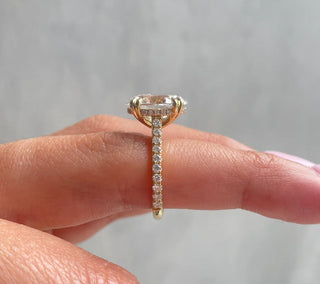 Anillo de compromiso con engaste pavé de diamantes CVD ovalados de 1,0 CT a 3,0 CT