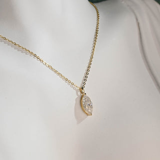 Collar solitario de diamantes y moissanita de talla marquesa de 0,80 TCW