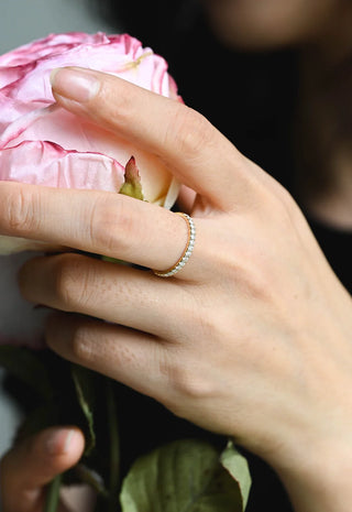 Alianza de boda de media eternidad con diamantes de moissanita de talla redonda