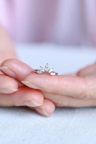 Alliance de mariage incurvée en diamant et moissanite taille marquise