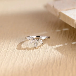 Alliance de mariage incurvée en diamant et moissanite taille marquise