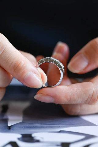 Alliance de mariage à cinq pierres serties de diamants en moissanite à taille ronde