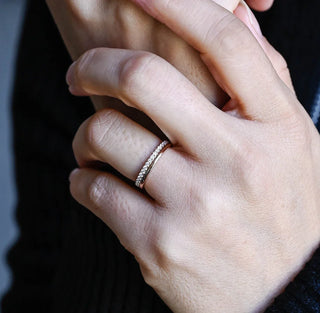 Alliance de mariage éternité en diamants et moissanite à coupe ronde