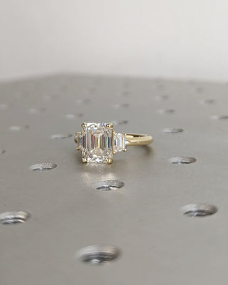 Bague de fiançailles à trois pierres avec diamants CVD F/VS1 et émeraude de 1,0 à 3,0 ct