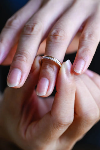 Alianza de boda de eternidad con diamantes de moissanita de talla redonda