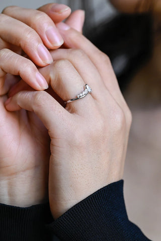 Alianza de boda curva con diamantes de moissanita de talla redonda y marquesa