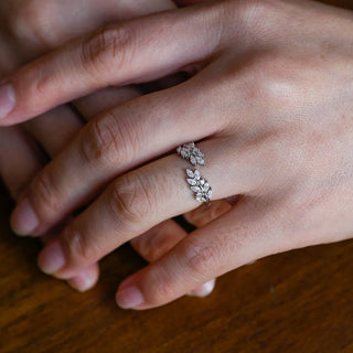 Alliance de mariage ouverte en forme de feuille avec diamants en moissanite taille marquise et ronde