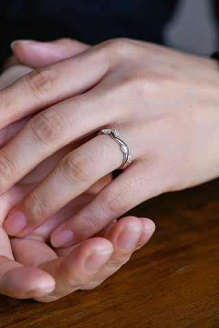 Alianza de boda inspirada en la naturaleza con diamantes de moissanita de talla marquesa