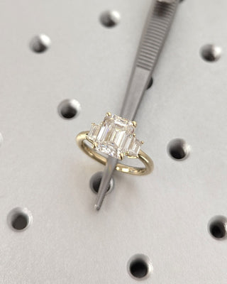 Bague de fiançailles à trois pierres avec diamants CVD F/VS1 et émeraude de 1,0 à 3,0 ct