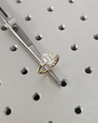 Bague de fiançailles à trois pierres avec diamants CVD F/VS1 et émeraude de 1,0 à 3,0 ct