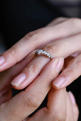 Alliance de mariage incurvée avec diamants en moissanite taille marquise et ronde