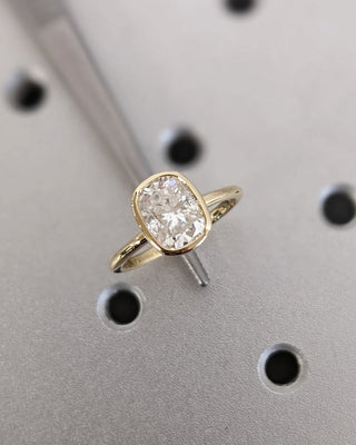 Bague de fiançailles avec diamants CVD à coussin allongé de 1,0 à 3,0 ct sertis clos