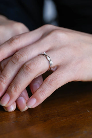 Alianza de boda inspirada en la naturaleza con diamantes de moissanita de talla marquesa