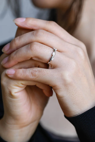 Alianza de boda inspirada en la naturaleza con diamantes de moissanita de talla marquesa