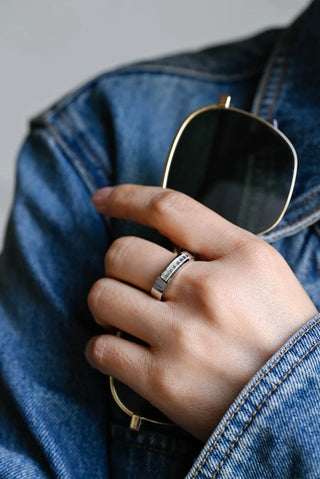 Alliance de mariage sertie de diamants en moissanite taille émeraude