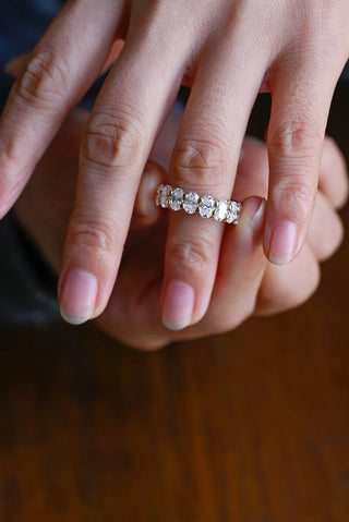 Alianza de boda de eternidad completa con diamantes de moissanita de talla ovalada